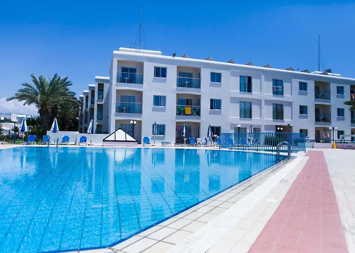 Helios Bay And Χλώρακα